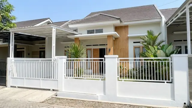 Pagar Warna Cerah yang Bikin Rumah Kecil Terlihat Besar