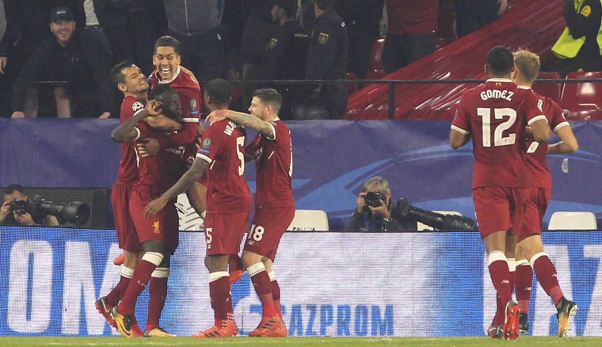 Para pemain Liverpool merayakan gol yang dicetak Sadio Mane ke gawang Sevilla pada laga Liga Champions di Stadion Ramon Sanchez Pizjuan, Sevilla, Selasa (21/11/2017). Kedua klub bermain imbang 3-3. (AP/Miguel Morenatti)