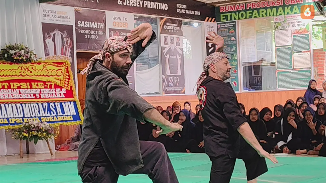 Pendekat silat asal Italia saat mengikuti workshop pencak silat Internasional di Ponpes Dzikir Al Fath Kota Sukabumi. (Liputan6.com/Fira Syahrin).