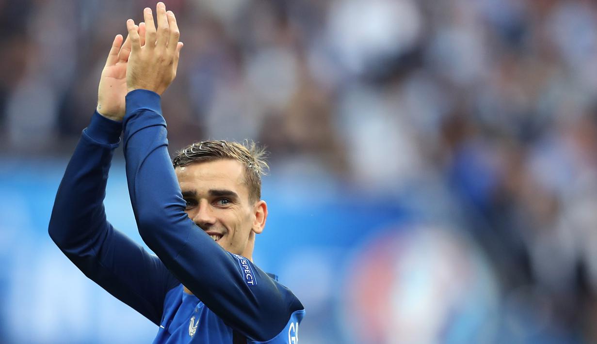 Antoine Griezmann memberikan tepung tangan saat laga final melawan Portugal pada piala Eropa 2016 di Stade de France, Saint-Denis, Paris, (10/7/2016). (AFP/Valery Hache)
