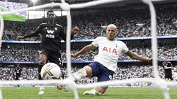 Richarlison yang tampil sejak menit awal bermain baik. Hingga akhirnya pada menit ke-90 ia berhasil menjebol gawang Fulham dan merubah skor menjadi 3-1. (AFP/Glyn Kirk)