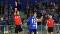 Pada laga kali ini dua pemain Getafe Allan Nyom dan Alex Sancris harus menelan pil pahit lantaran diusir wasit. (AFP/Thomas Coex)