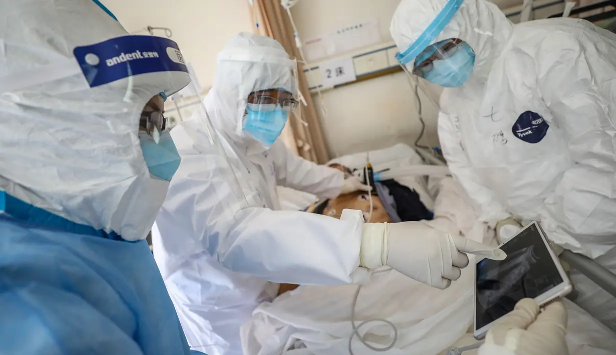 Dokter melihat layar saat memeriksa pasien yang terinfeksi virus corona COVID-19 di rumah sakit Palang Merah di Wuhan, 16 Februari 2020. Virus corona baru, Covid-19, telah mewabah hingga ke lebih dari 60 negara dimana dari kasus-kasus infeksi, ada lebih dari 3.000 kematian yang terjadi.  (STR/AFP)
