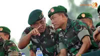 Panglima TNI Jenderal Moeldoko mendengarkan penjelasan dari Gatot Nurmantyo (Pangkostrad) (liputan6.com/Helmi Fithriansyah)