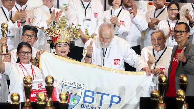 Marini (paling kiri) & Marketing Manager PT Bungasari Flour Mills Indonesia Rio Ferdian (paling kanan) di Kompetisi Masak Kelas Internasional