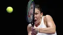 Petenis Rumania, Simona Halep berusaha mengembalikan bola ke petenis Kanada, Bianca Andreescu selama turnamen WTA Finals 2019 di Shenzhen, China, Senin (28/10/2019). Halep memetik kemenangan atas petenis muda Kanada yang sensasional, Bianca Andreescu 3-6, 7-6, 6-3. (AP/Andy Wong)