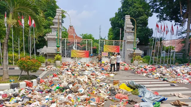 Tumpukan sampah yang dibuang pekerja kebersihan di sepanjang jalan Pendopo Delta Wibawa Sidoarjo sebagai bentuk protes ke bupati. (Istimewa)