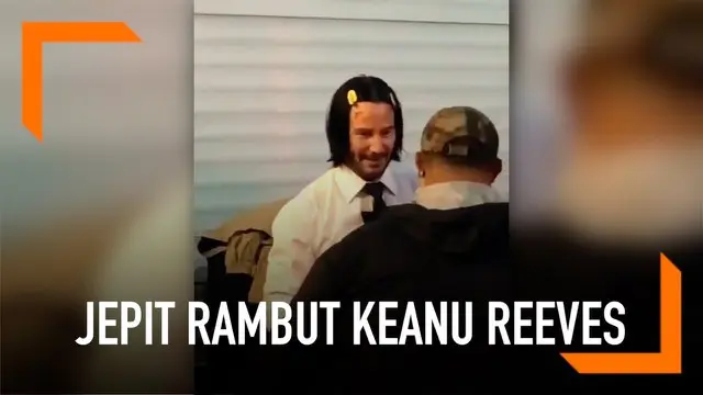 Media sosial tengah dihebohkan dengan aksi lucu Keanu Reeves di tengah syuting film John Wick. Ia terciduk memakai jepit rambut berwarna kuning. Tak ayal, karena aksinya itu membuatnya menjadi sorotan publik