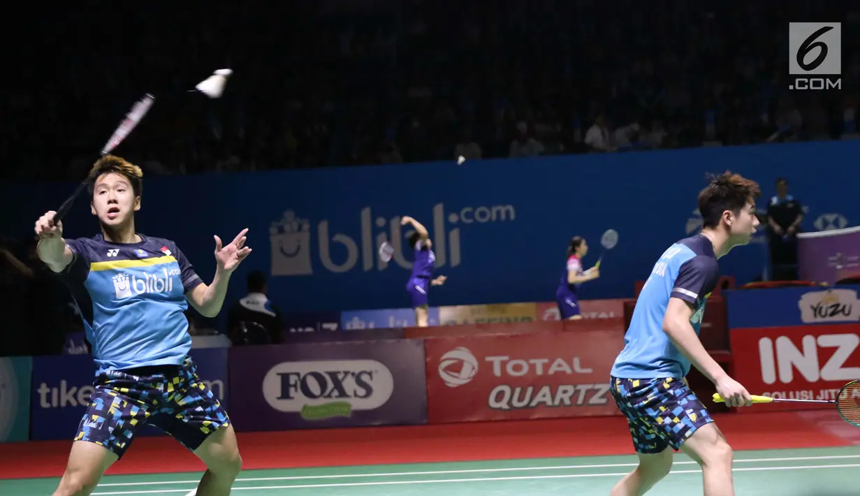 Pebulu tangkis ganda putra Indonesia, Marcus Fernaldi Gideon/Kevin Sanjaya Sukamuljo saat melawan Ou Xuan Yi/Zhang Nan (China) di perempat final Indonesia Open 2019 di Istora Senayan, Jakarta, Jumat (19/7/2019). Marcus/Kevin unggul 21-12, 21-16. (Liputan6.com/Helmi Fithriansyah)