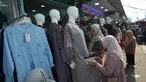 Warga berbelanja pakaian sebagai persiapan perayaan Idul Fitri di salah satu pasar musiman di Jakarta, Senin 9 Maret 2026. Pasar Tasik Cideng menjadi alternatif bagi warga Jakarta dan sekitarnya mencari pakaian khas muslim yang mengikuti tren terkini, mulai dari gamis, tunik, hingga aneka busana Lebaran berkualitas. (AP Photo/Achmad Ibrahim)