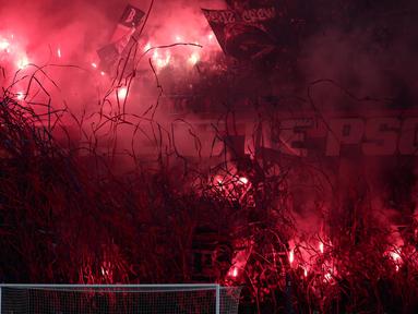 Pendukung Paris Saint-Germain (PSG) merayakan kemenangan Les Parisiens atas Arsenal pada pertandingan leg kedua semifinal Liga Champions 2024/2025 di Stadion Parc des Princes, Paris, pada 7 Mei 2025 waktu setempat atau Kamis (8/5/2025) WIB dini hari. (Thibaud MORITZ/AFP)