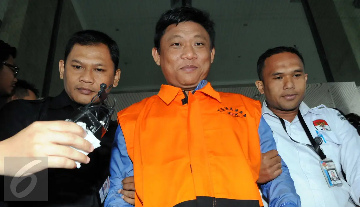 Ketua DPRD Muba Riamon Iskandar saat di tahan oleh komisi Pemberantasan Korupsi , Selasa (15/12). Riamon menjadi tersangka kasus dugaan suap DPRD Kabupaten Musi Banyuasi. (Liputan6.com/Helmi Afandi)