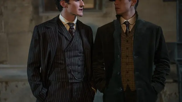 Hero Fiennes Tiffin dan Dónal Finn di  Young Sherlock. (Daniel Smith/ Prime Video)