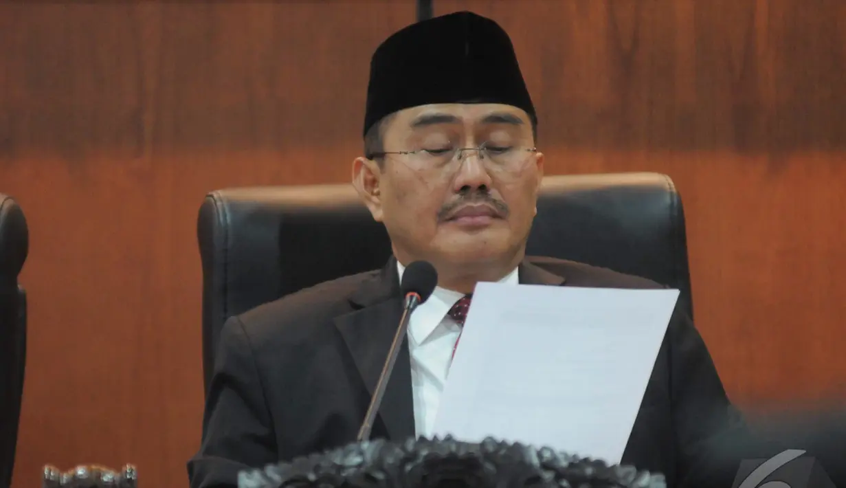 Jimly Asshiddiqie saat membacakan hasil putusan sidang pelanggaran kode etik di Ruang Sidang DKPP, Jakarta, Selasa (11/11/2014) (Liputan6.com/Herman Zakharia)