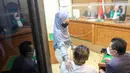 Selebriti Nathalie Holscher menghampiri komedian Entis Sutisna atau lebih dikenal Sule saat menjalani sidang perceraian di Pengadilan Agama (PA) Cikarang, Jawa Barat, Rabu (20/7/2022). Nathalie Holscher dan Sule datang ke PA Cikarang untuk menghadiri sidang perdana perceraian yang beragendakan pemeriksaan berkas dan mediasi. (Liputan6.com/Herman Zakharia)