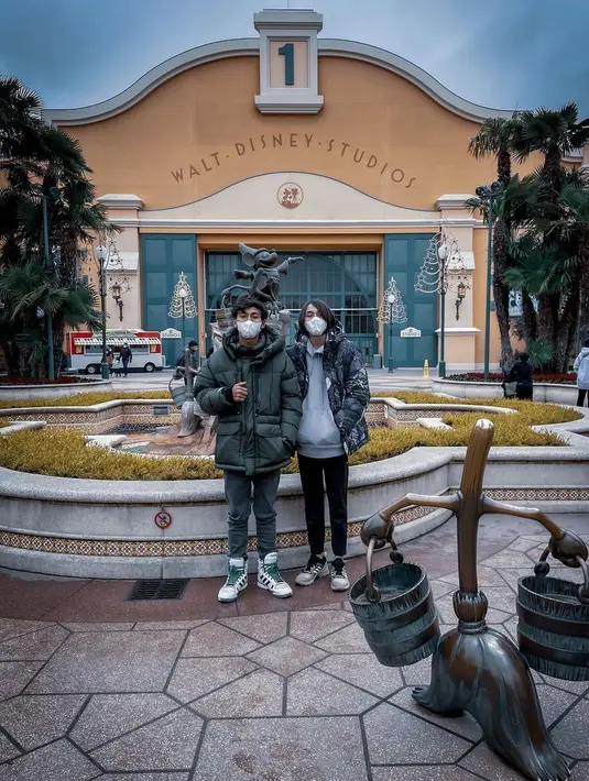 Donna Agnesia dan Darius Sinathrya beserta anak-anak (Instagram/dagnesia)