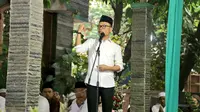 Menteri Ketenagakerjaan M. Hanif Dhakiri saat berbuka puasa di Kranji, kota Bekasi, Jawa Barat.