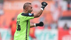 Selebrasi kiper Persija Jakarta, Andritany Ardhiyasa setelah Marko Simic mencetak gol ke gawang Persib Bandung pada laga pekan ke-11 BRI Liga 1 2023/2024 di Stadion Patriot Candrabhaga, Bekasi, Sabtu (2/9/2023). (Bola.com/Abdul Aziz)