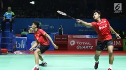 Ganda putra Indonesia, Ricky Karandasuwardi/Angga Pratama mengembalikan kok ke arah He Jiting/Tan Qiang (China) pada 32 besar Indonesia Open 2018 di Istora GBK, Jakarta, Rabu (4/7). Ricky/Angga unggul 16-21, 21-17, 26-24. (Liputan6.com/Helmi Fithriansyah)