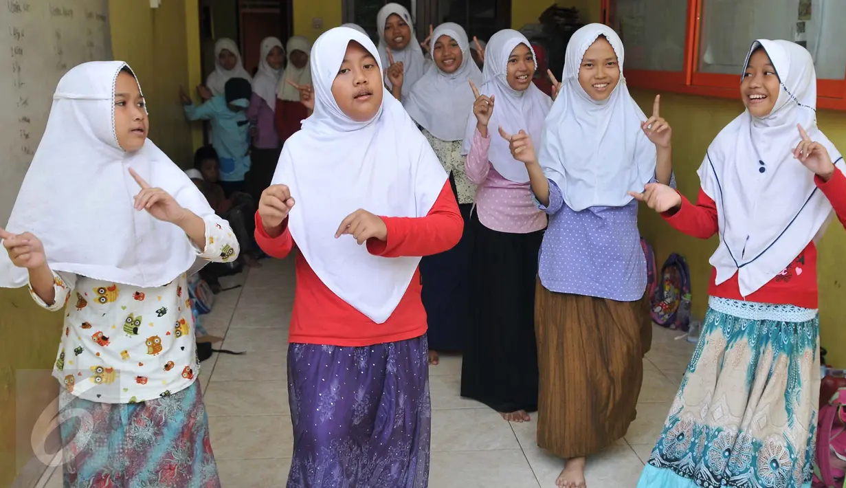 Anak-anak menari dan bernyanyi di Rumah Amelia, Ciledug, Tangerang, Minggu (11/10/2015). Melalui Terapi Tari anak-anak mencapai keseimbangan tubuh dan jiwa, sehingga dapat memperbaiki pandangan hidup dan fungsi mental. (Liputan6.com/Gempur M Surya)