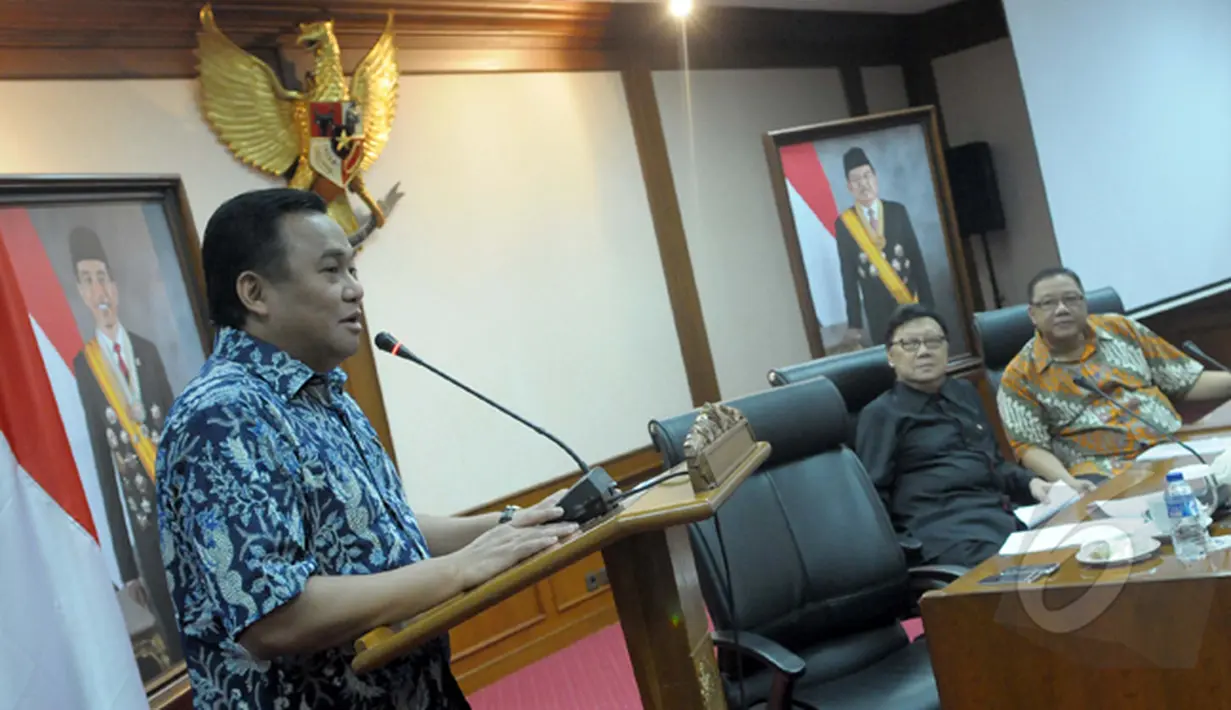 Menteri Perdagangan Rahmat Gobel memberikan sambutan seusai menandatangi MoU perizinan pelaku usaha mikro, Jakarta, Jum'at (30/1/2015). (Liputan6.com/Andrian M Tunay)