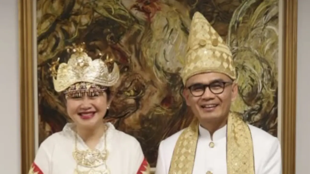Desra Percaya dan istri