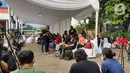 kedatangan  Jenazah anak dari Gubernur Jawa Barat (Jabar) Ridwan Kamil, Emmeril Khan Mumtadz atau Eril di Bandara Soekarno Hatta, Tangerang, Minggu (12/6/2022). Jenazah Eril dijadwalkan tiba di Bandara Soekarno-Hatta (Soetta) hari ini. 95. (Liputan6.com/Angga Yuniar)
