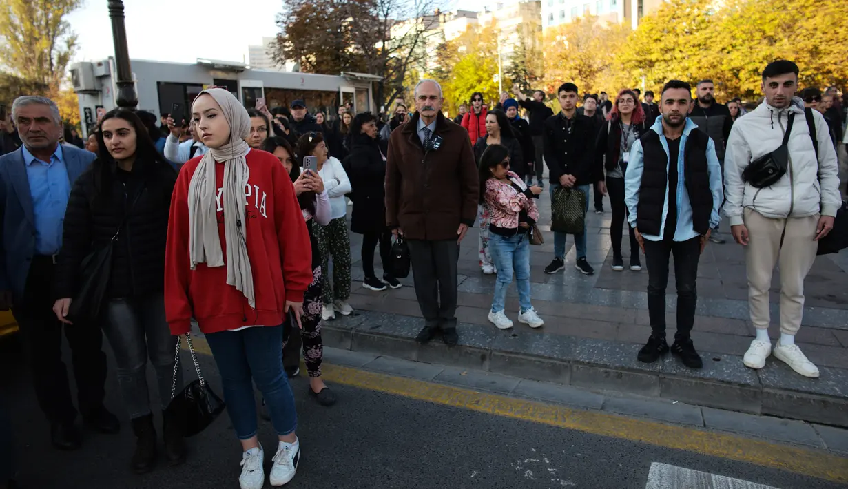 Orang-orang berdiri selama lima menit pada pukul 09:05 untuk menghormati bapak pendiri Turki Mustafa Kemal Ataturk pada peringatan 84 tahun kematiannya di Lapangan Kizilay, Ankara, Turki, 10 November 2022. Mustafa Kemal Ataturk yang lahir pada 19 Mei 1881 dan meninggal pada 10 November 1938 merupakan pendiri dan presiden pertama Republik Turki. (AP Photo/Burhan Ozbilici)