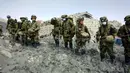Sepuluh orang masih dinyatakan hilang akibat letusan Gunung Ontake, 27/9/2014 lalu. Pasukan Bela Diri Jepang terus melakukan operasi penyelamatan korban erupsi Gunung Ontake, (7/10/2014). (Joint Staff of the Defence Ministry of Japan/Handout via R