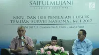 Sosiolog dari Universitas Indonesia, Tamrin Amal Tomagola (kiri) didampingi KH. Masdar F. Mas’udi (tengah) dan Saiful Mujani memberikan pemaparan dalam acara temuan survei terkait ISIS, Jakarta, Minggu (4/6). (Liputan6.com/Helmi Afandi)