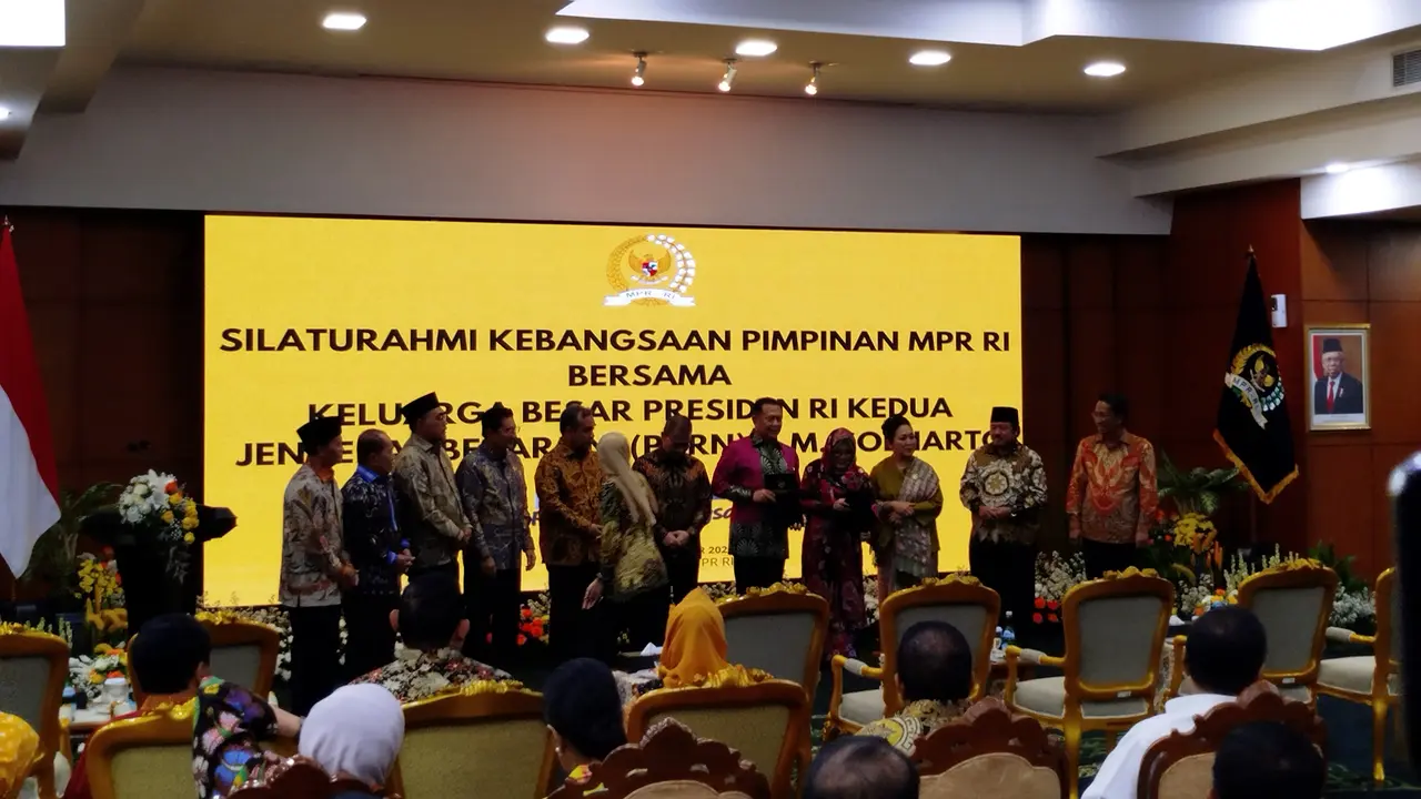 Pimpinan MPR RI bersama keluarga Soeharto (Liputan6.com/Ady Anugrahadi)