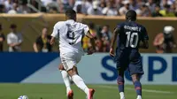 Duel pemain Real Madrid, Kylian Mbappe versus pemain PSG, Ousmane Dembele pada semifinal Piala Dunia Antarklub 2025. (JUAN MABROMATA / AFP)