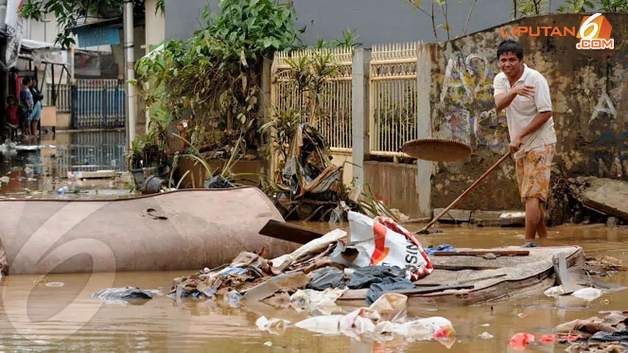 6-banjir-panen-sampah-140123d.jpg