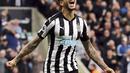 Striker Newcastle United, Joselu, melakukan selebrasi usai mencetak gol ke gawang Liverpool pada laga Premier League di Stadion James' Park, Minggu (1/10/2017). Newcastle United bermain imbang 1-1 dengan Liverpool. (AP/Owen Humphreys)