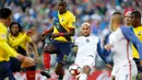 Perebutan bola antara pemain Amerika Serikat dan Ekuador pada perempat final Copa America Centenario 2016, di Century Link Field, Seattle, Jumat (16/6/2016). (Reuters/Jennifer Buchanan-USA TODAY Sports)