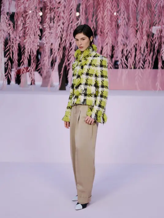 Gracie Abrams tampil edgy berbalut tweed blazer kuning hitam dan trouser khaki [Chanel]