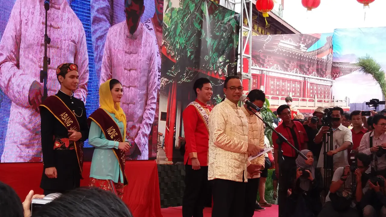 Gubernur DKI Jakarta Anies Baswedan menghadiri acara Festival Cap Go Meh di China Town, Glodok, Jakarta Barat (Liputan6.com/Hanz Jimenez Salim).