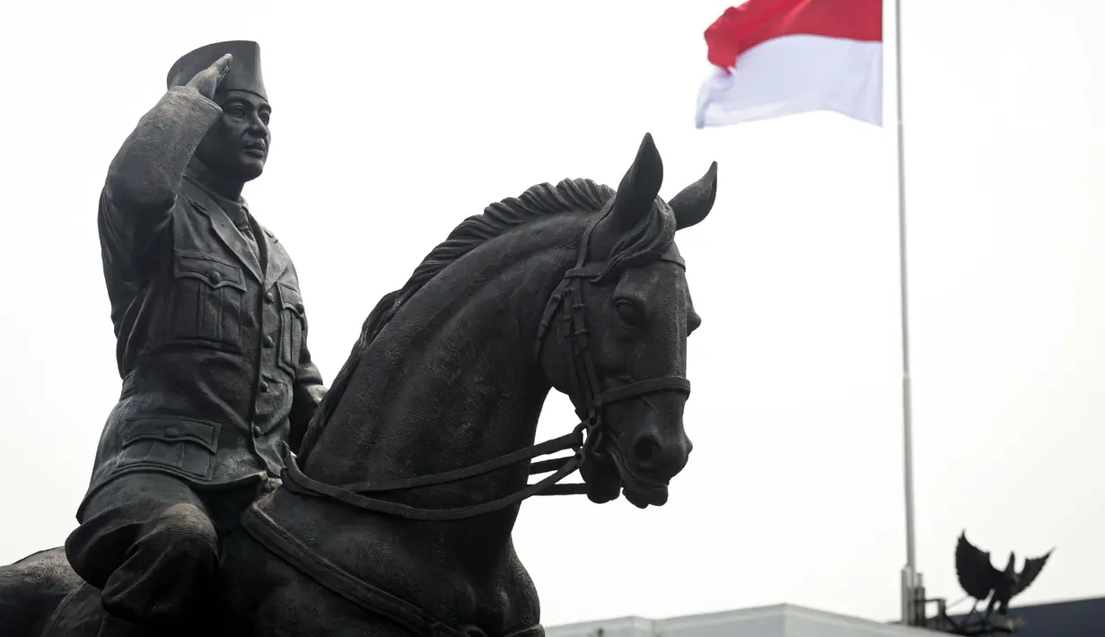 Patung Presiden ke-1 RI Soekarno terpajang di Gedung Kementerian Pertahanan, Jakarta, Minggu (6/6/2021). Pada peristiwa 5 Oktober 1946, Soekarno menjadi panglima tertinggi pada hari angkatan perang pertama dan diminta menjadi inspektur upacara dengan berkuda. (Liputan6.com/Faizal Fanani)