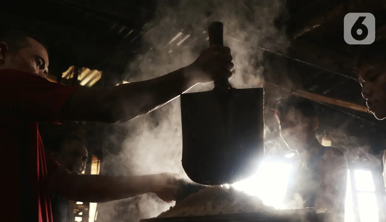 Pekerja membuat adonan untuk dijadikan oncom di industri skala kecil, kawasan Sudimara Barat, Ciledug, Tangerang, Selasa (15/9/2020). Produksi oncom untuk memenuhi kebutuhan pasar di kawasan Tangerang tersebut dijual seharga Rp 5.000 setiap nampannya. (Liputan6.com/Angga Yuniar)
