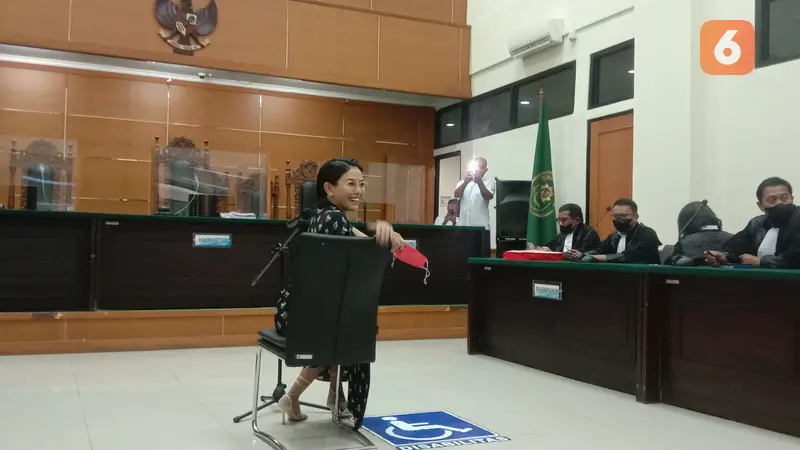 Nikita Mirzani Di Ruang Sidang PN Serang, Banten. (Senin, 05/12/2022). (Yandhi Deslatama/Liputan6.com).