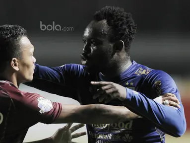 Striker PSM Makassar, Ferdinand Sinaga, berusaha menahan emosi gelandang Persib Bandung, Michael Essien pada laga lanjutan Liga 1 di Stadion GBLA, Bandung, Rabu, (5/7/2017). (Bola.com/M Iqbal Ichsan)