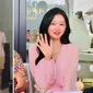 Kim Ji Won pakai dress pink dalam acara peluncuran parfum Bulgari Allegra Chill & Sole di Singapura pada 14 Mei 2024. (screenshoot Twitter @jojoannarvin)