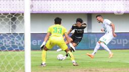 Begitu laga dimulai, Dewa United langsung mengambil inisiatif serangan. (Bola.com/M Iqbal Ichsan)
