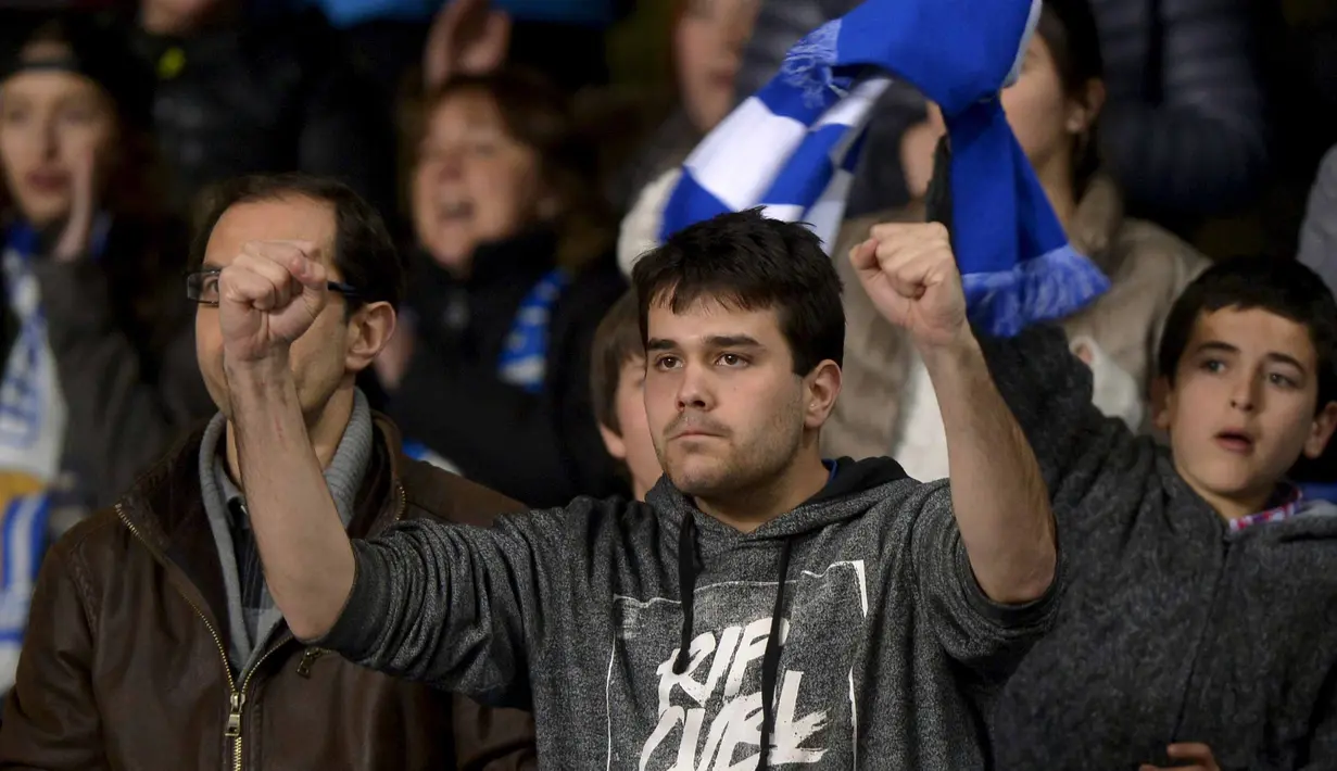 Suporter Real Sociedad telihat senang saat timnya menang atas Barcelona pada lanjutan La Liga Spanyol di Estadio Anoeta, San Sebastian, Sabtu (9/4/2016) atau Minggu dini hari WIB. (REUTERS/Vincent West)