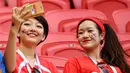 Suporter Korea Selatan saat menyaksikan laga melawan Jerman pada laga Piala Dunia di Stadion Kazan, Rusia, Rabu (27/6/2018). Korea Selatan menang 2-0 atas Jerman. (AFP/Saeed Khan)