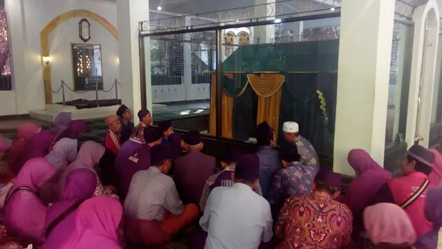ritual berdoa di makam prabu borosngora