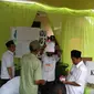 Coblos ulang Pilkada Banten 2017, di Teluknaga, dimenangkan Wahidin-Andhika, Minggu (19/2/2017). (Pramita Tristiawati/Liputan6.com)