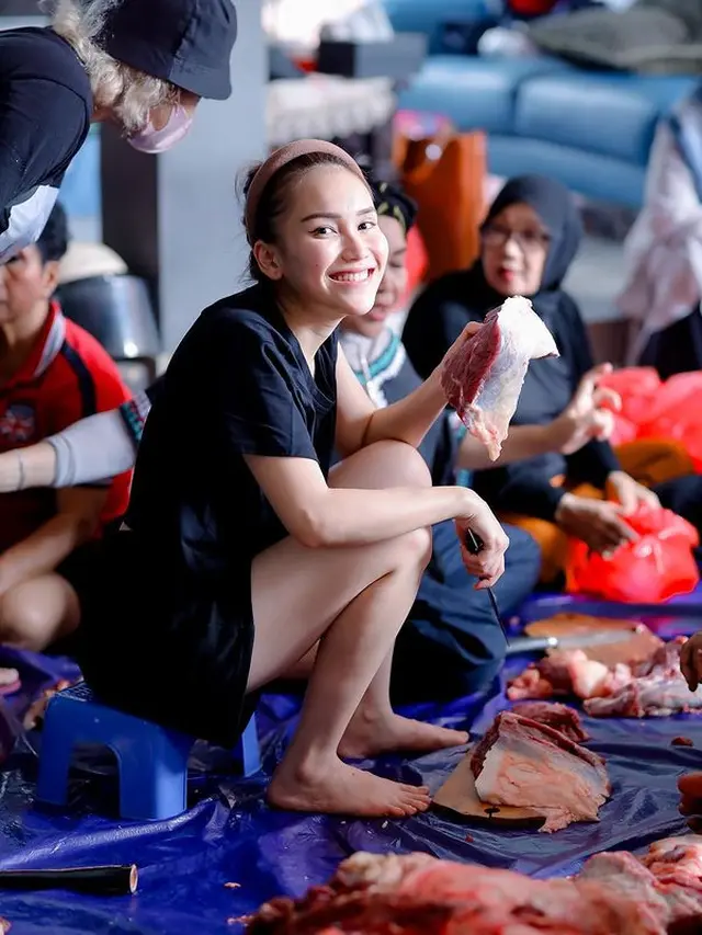 Ayu Ting Ting potong daging kurban (Instagram/ayutingting92)