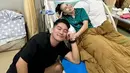 Boy William juga kerap mengunggah momen bersama Ayu Ting Ting dalam akun Instagram pribadinya. Ia juga menyempatkan waktu menjenguk sang pelantun Sambalado ketika dirawat di rumah sakit. (Liputan6.com/IG/@boywilliam17)