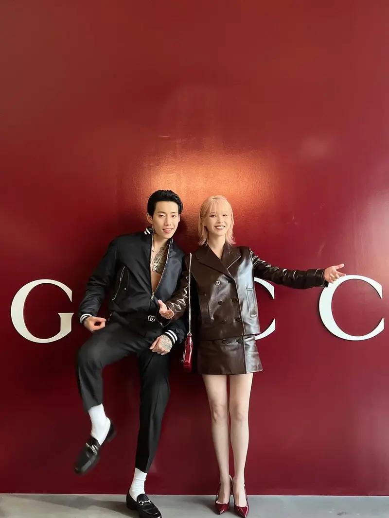 8 Gaya Edgy Minimalis IU di Show Gucci di Milan, Terlihat Lebih Bersinar di Samping Jay Park dengan Rambut Pinkish Blonde